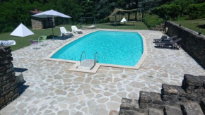 appartamento con piscina tra la colline